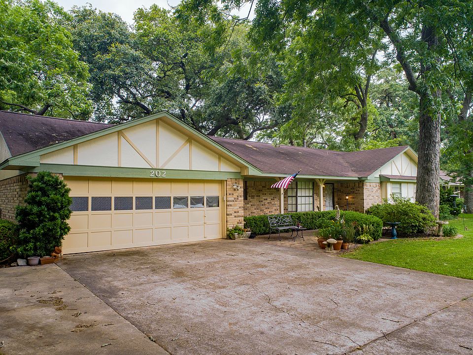 1st image of 202 Sleepy Hollow Dr