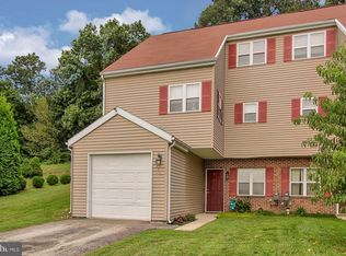 2282 N Point Dr, York, PA 17406