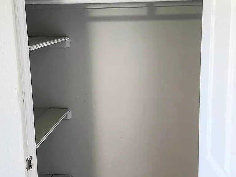 WALK IN CLOSET