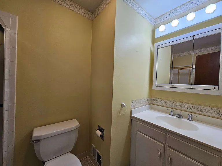 250 E Graves Ave — Photo 13