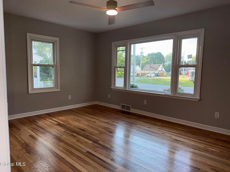 3rd image of 8 Oakland Drive