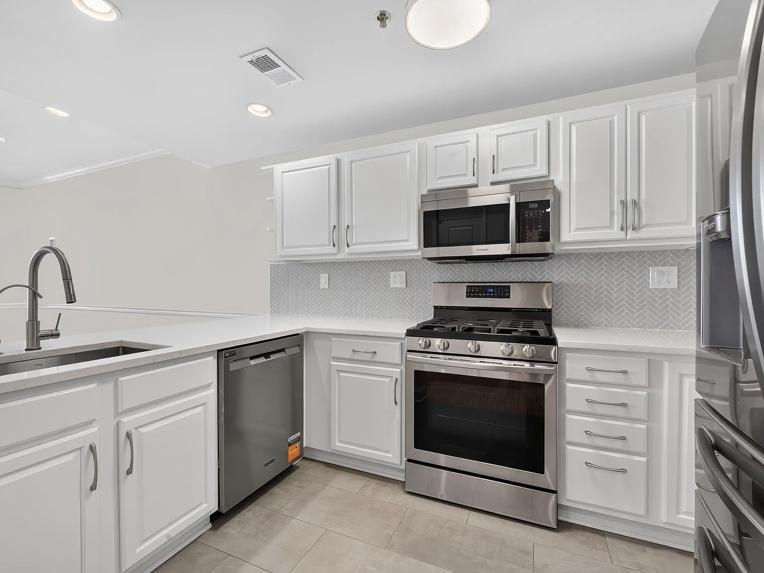 2 bed, 2.0 bath, $5,000 — Photo 4