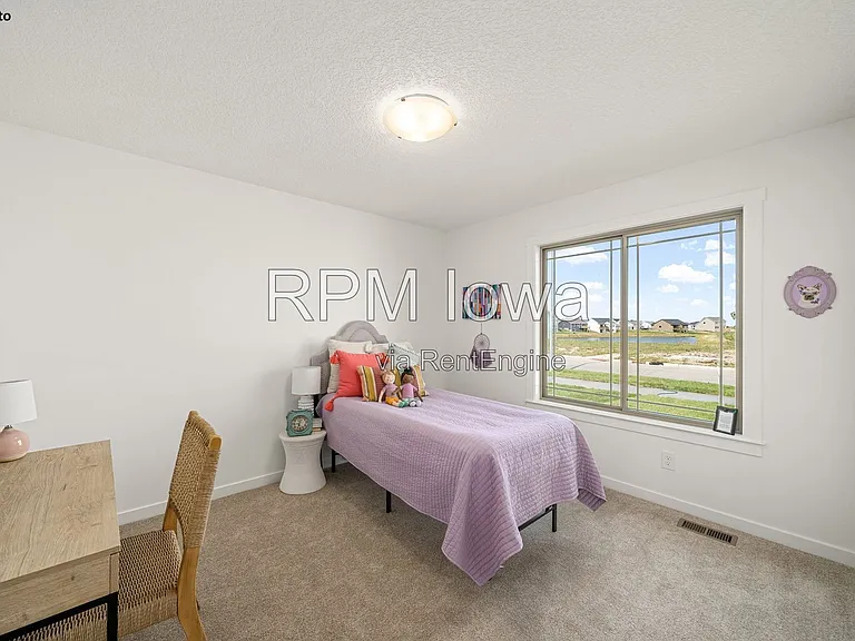385 NW Ashley Ave — Photo 13