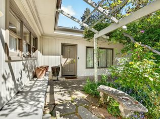 945 Hillview Dr, Ashland, OR 97520