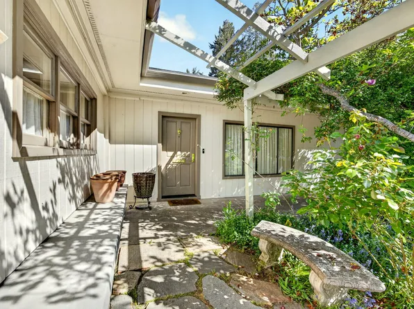 945 Hillview Dr, Ashland, OR 97520