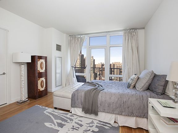 4th image of 555 W 59th St APT 27E