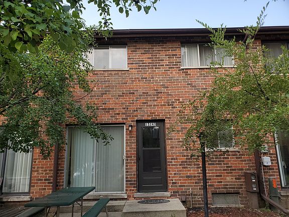4th image of 1S243 Stratford Ln