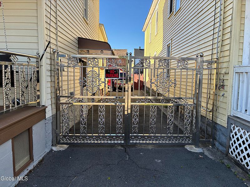 4th image of 817 Holland Road