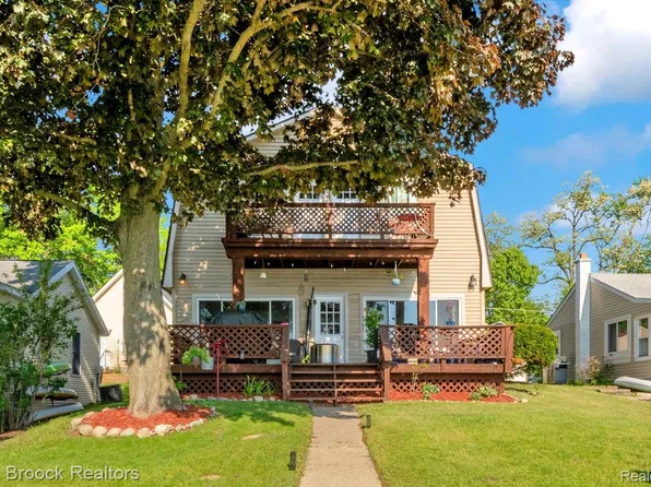8860 Rushside Dr, Pinckney, MI 48169