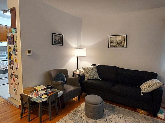 3rd image of 566 Clarence Ave