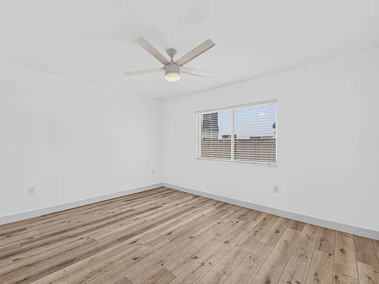 933 Alamitos Ave — Photo 32