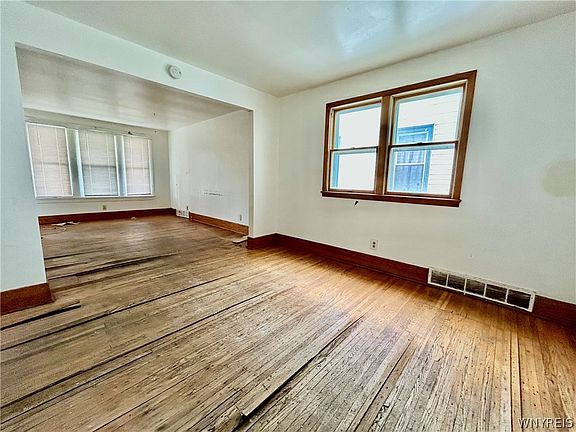 4th image of 90 Theodore St