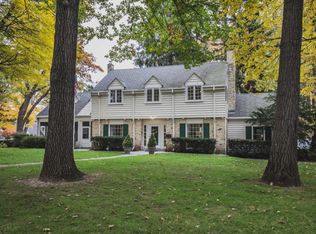 385 E Daphne Rd, Fox Pt, WI 53217