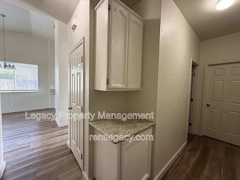 403 Munden Ct — Photo 8