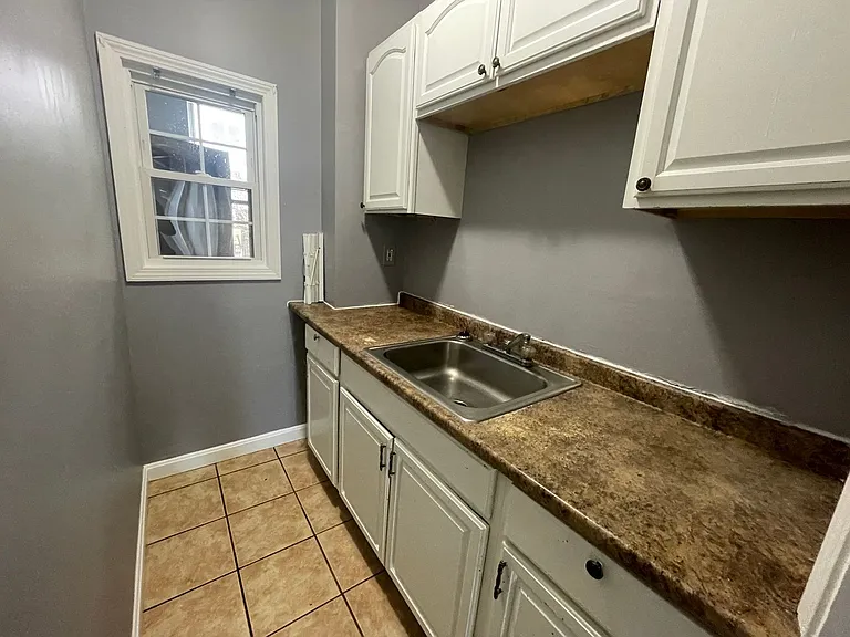 77 Fox Street — Photo 8