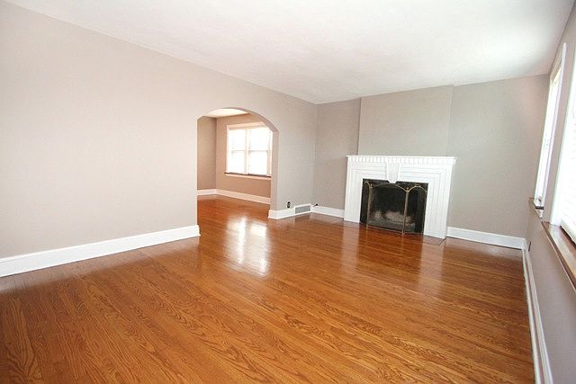 Living room w/fireplace