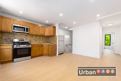 461 Pulaski St Photo 1