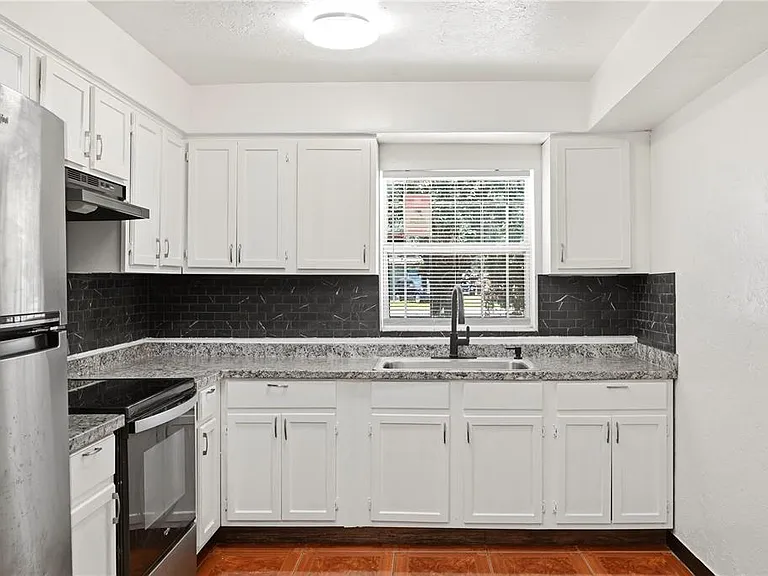 808 S Ivey Ln — Photo 10