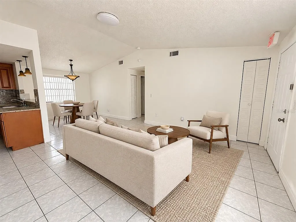 3 bed, 2.0 bath, 1402 sqft, $2,600 — Photo 3