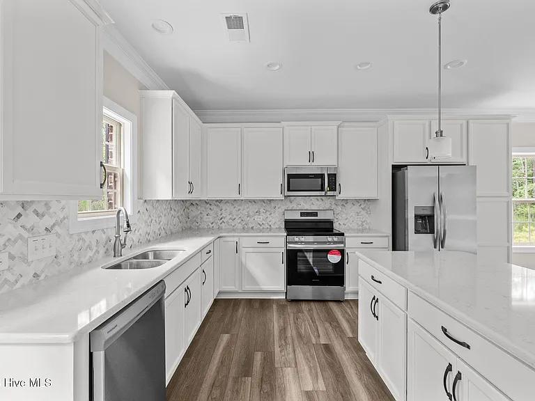 165 Lark Dr — Photo 6
