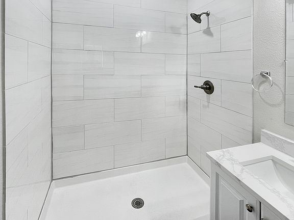 4th image of 3215 Chenault St #Ad40c4740