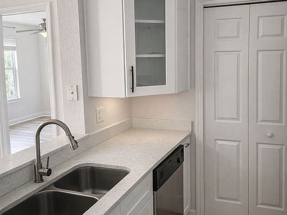 5th image of 5471 Vineland Rd APT 7302