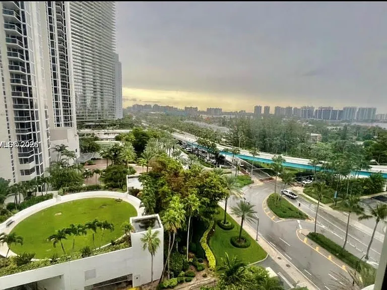 19201 Collins Ave #942 — Photo 7
