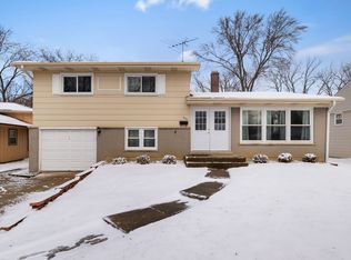 920 Valley Stream Dr, Wheeling, IL 60090