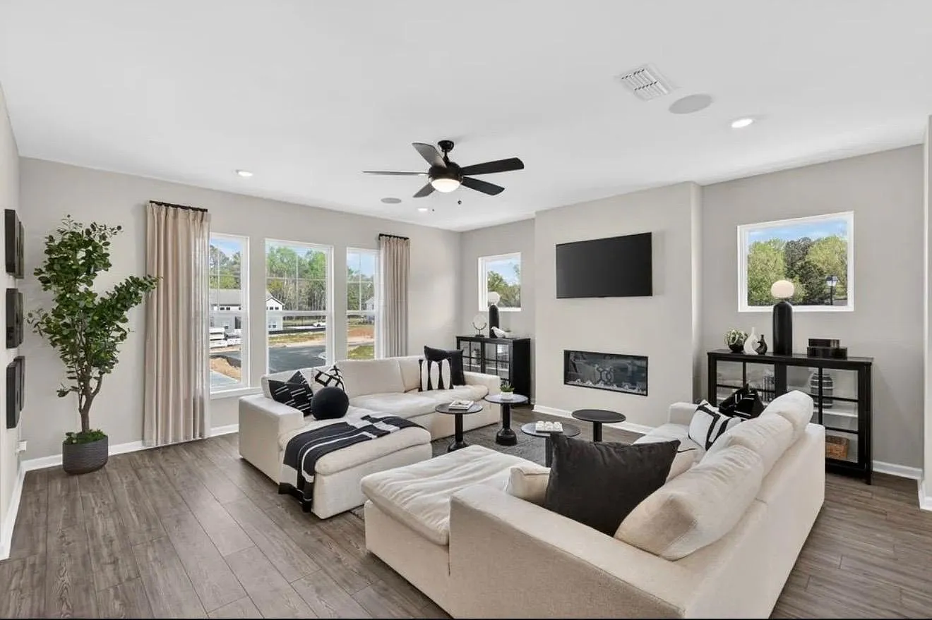 4 bed, 2340 sqft, $2,895 — Photo 4