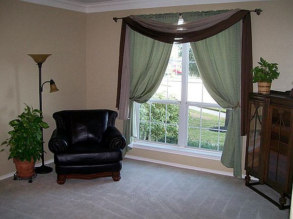 Bright formal living space, great for a sitting room