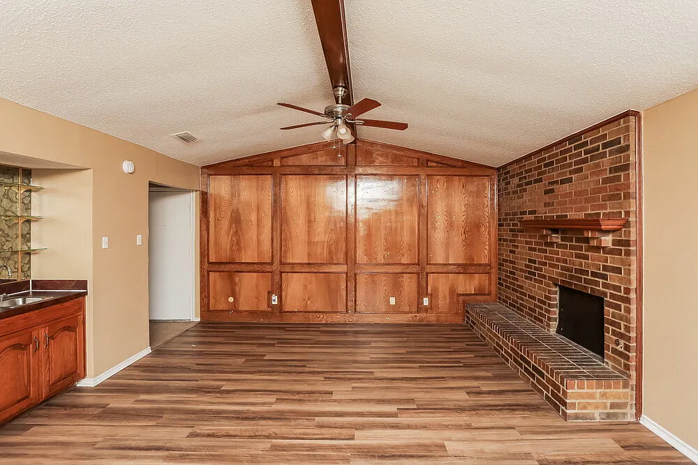 3 bed, 2.0 bath, 1576 sqft, $2,015 — Photo 4