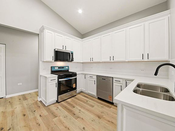 2nd image of 910 Oak Ridge Blvd