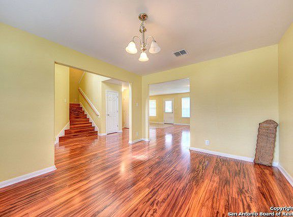 4th image of 521 Roadrunner Ave