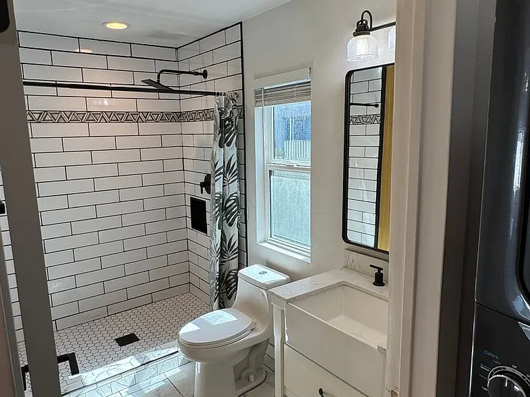!! Move-In Special !! Cozy Carson Back House With Skylights & Washer/Dryer — Photo 10