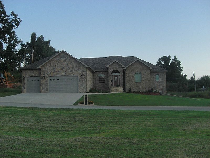 1033 SHERRY DR