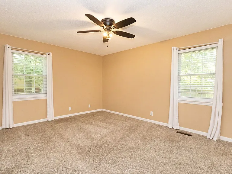 8260 Oxford Dr — Photo 10