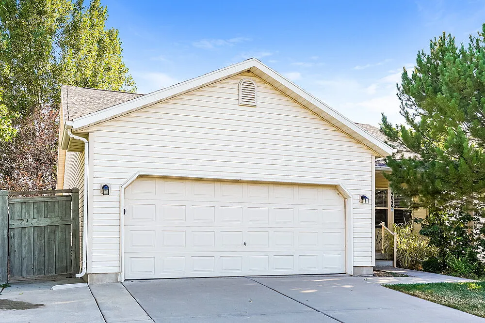 3 bed, 2.0 bath, 2632 sqft, $2,095 — Photo 3