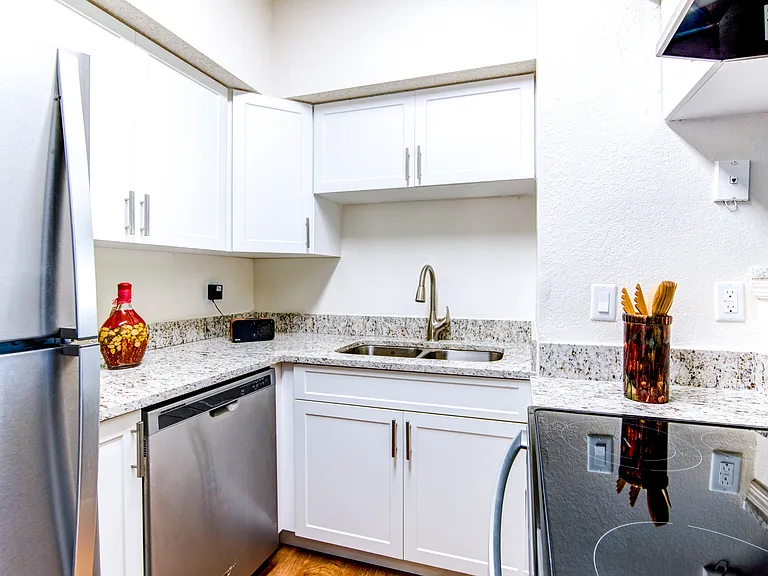 Waterford Point Apartments — Photo 36
