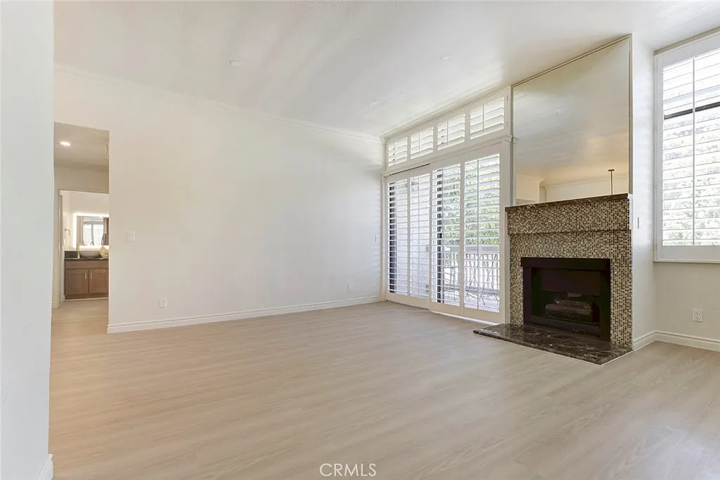2 bed, 1080 sqft, $3,280 — Photo 2