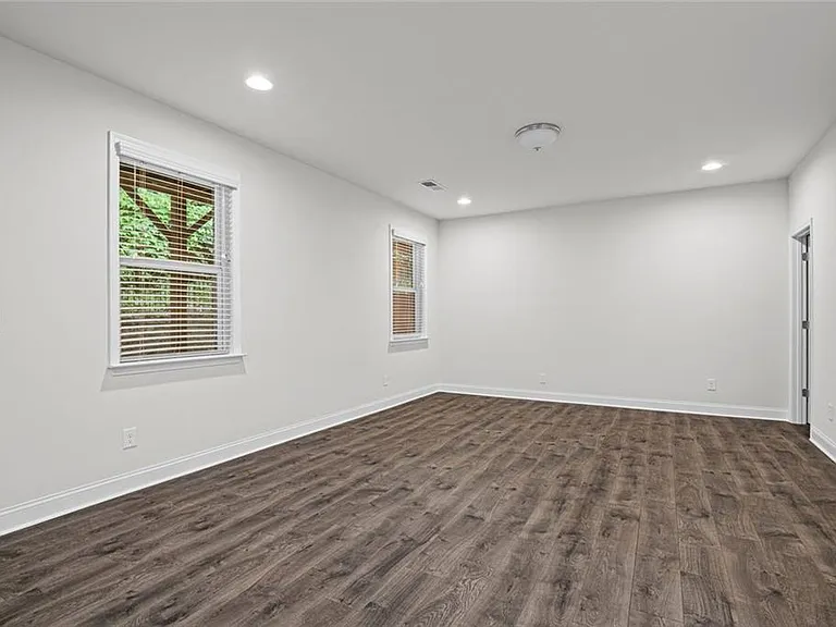 2779 White Oak Ln #20 — Photo 31