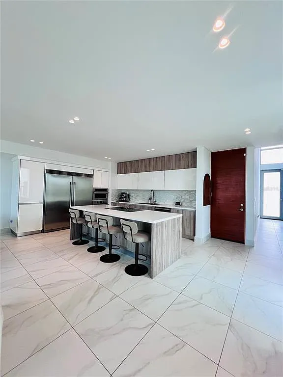 3 bed, 2.5 bath, 2750 sqft, $6,850 — Photo 2