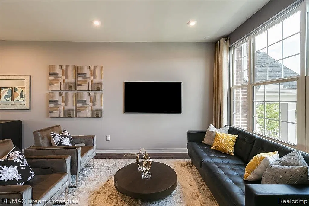 3 bed, 3.5 bath, 2060 sqft, $3,800 — Photo 3