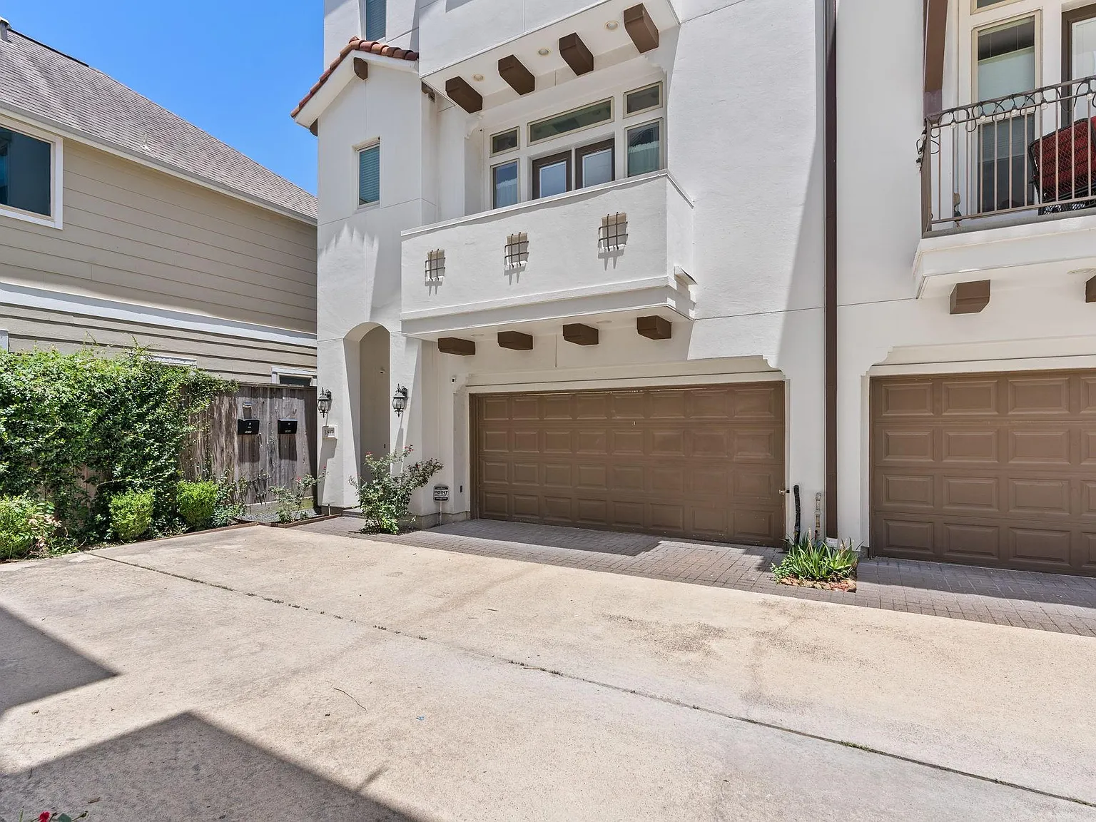 3 bed, 2.5 bath, 2374 sqft, $3,700 — Photo 2