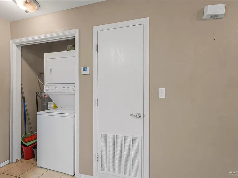 1804 Oasis Ave — Photo 7