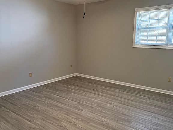 4th image of 5203 Fox Ct #B