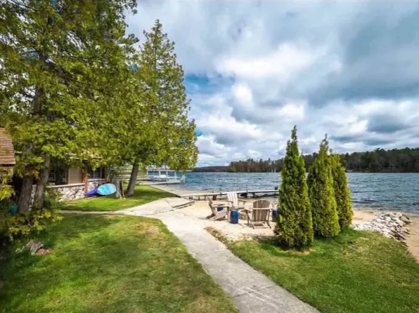 7811 Hillside Dr, Traverse City, MI 49685