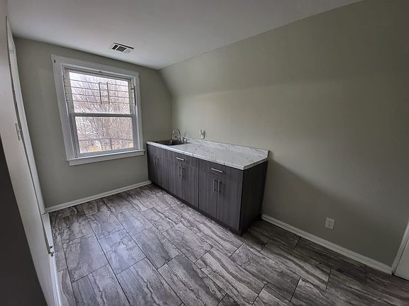 4th image of 52 Welland Ave Floor 3