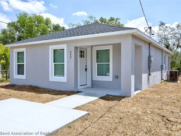 542 Vanguard Ave NW — Photo 1