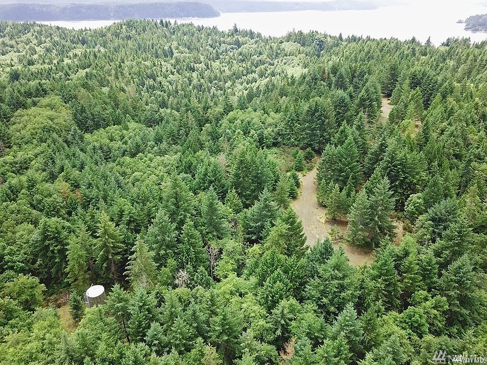 2nd image of 307 Black Point Rd
