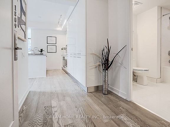2nd image of 3 Gloucester St #1809